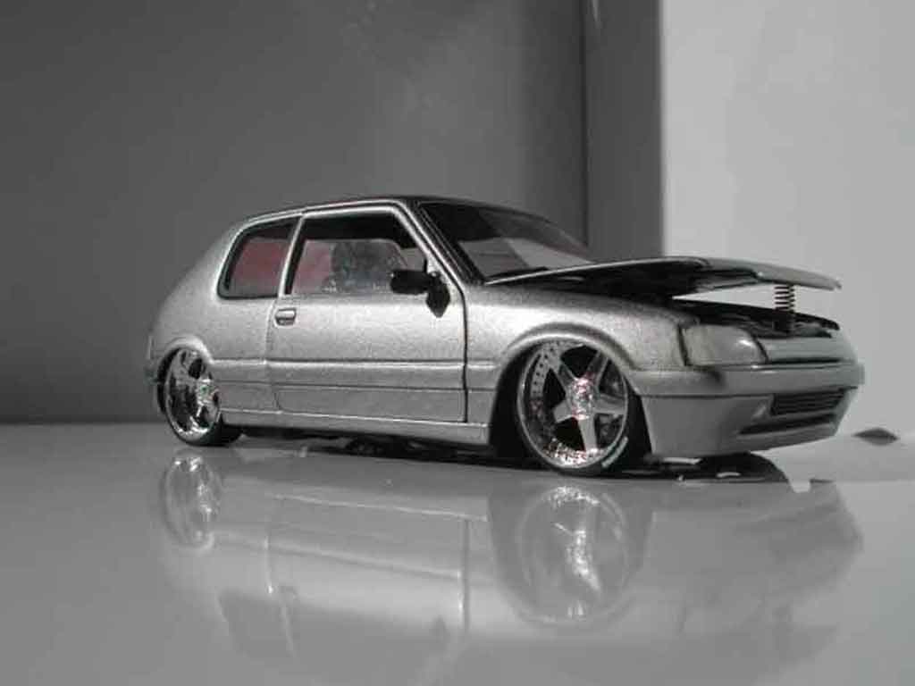 Peugeot 205 GTI grijs metallic jantes racing hart 17 pouces 1/18 Solido