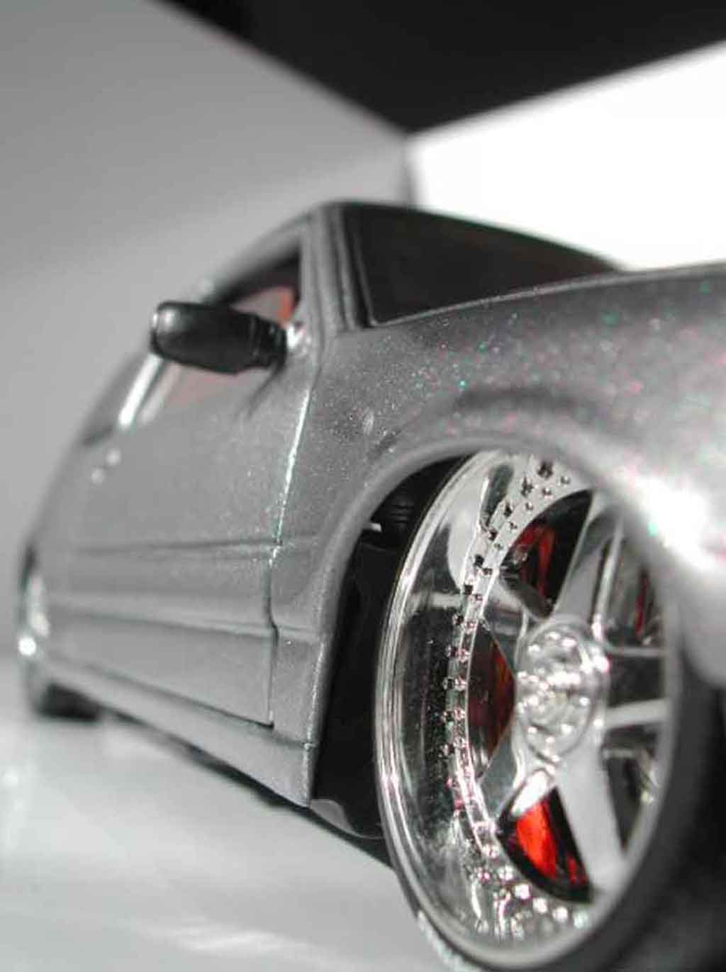 Peugeot 205 GTI grijs metallic jantes racing hart 17 pouces 1/18 Solido