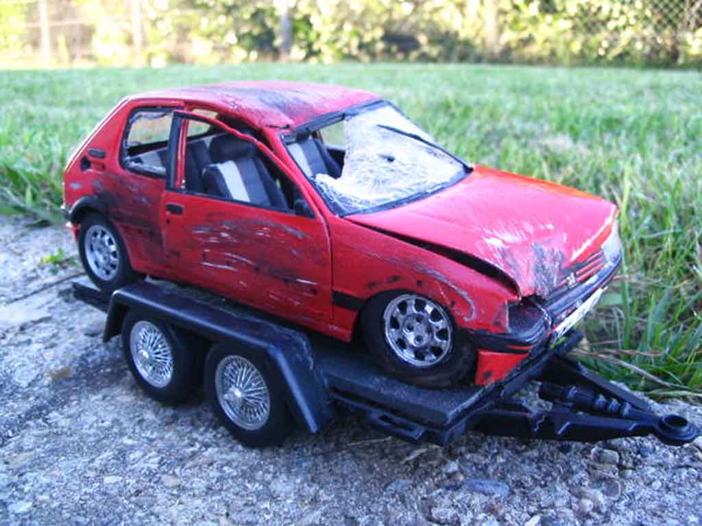 Peugeot 205 GTI 1.9 Rouge Vallelunga rood accidentee 1/18 Solido