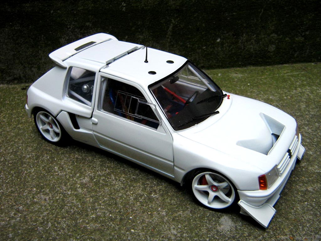 Peugeot 205 Turbo 16 preparee pour la course T16 1/18 Solido