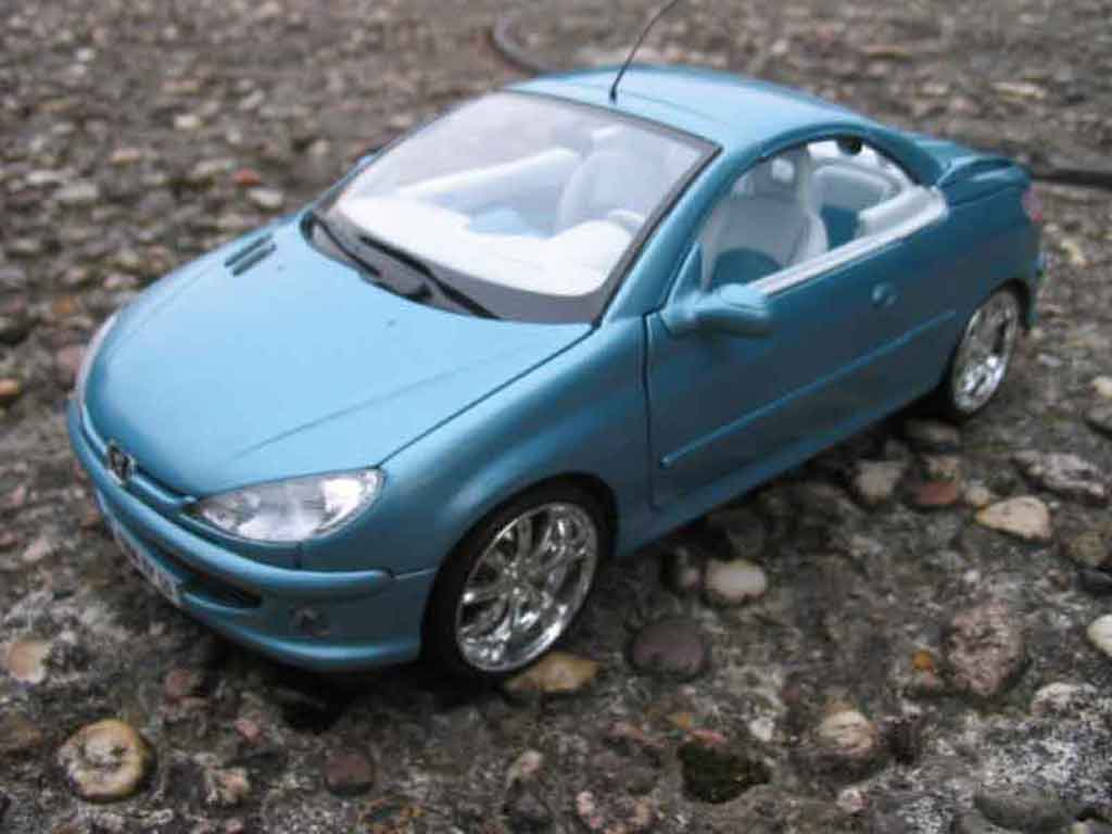 Peugeot 206 CC blauw jantes chromees 1/18 Solido