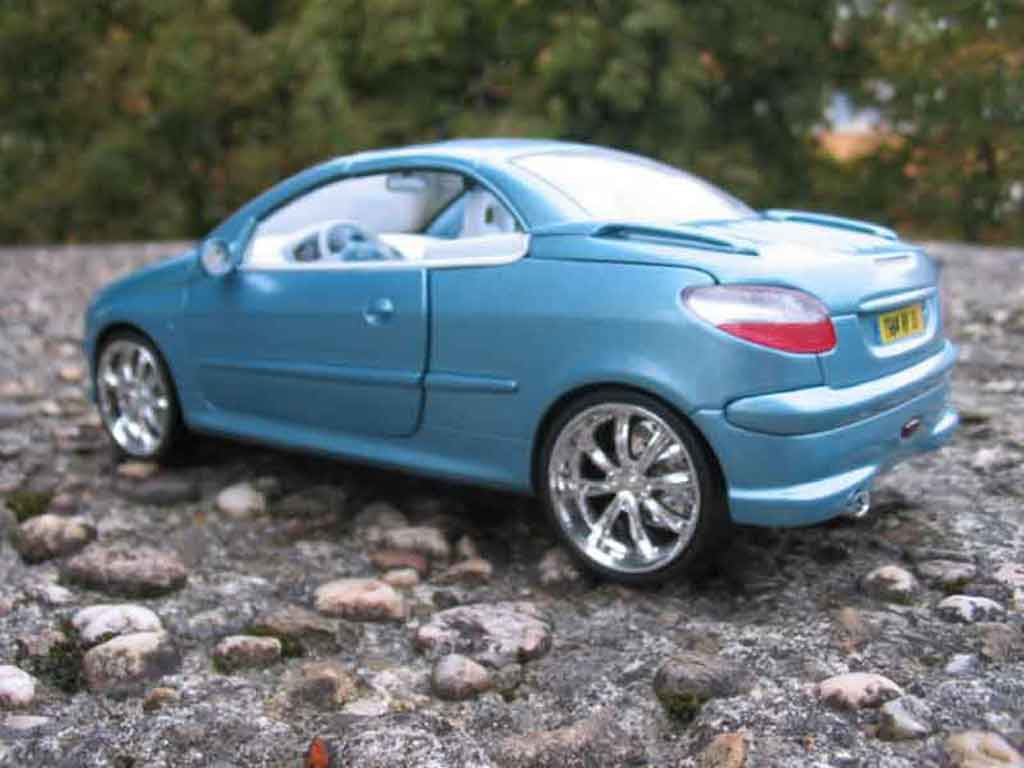 Peugeot 206 CC blauw jantes chromees 1/18 Solido