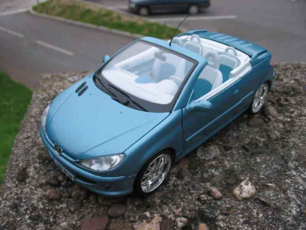 Peugeot 206 CC blauw jantes chromees 1/18 Solido