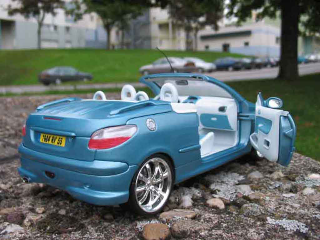 Peugeot 206 CC blauw jantes chromees 1/18 Solido