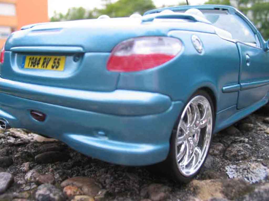 Peugeot 206 CC blauw jantes chromees 1/18 Solido