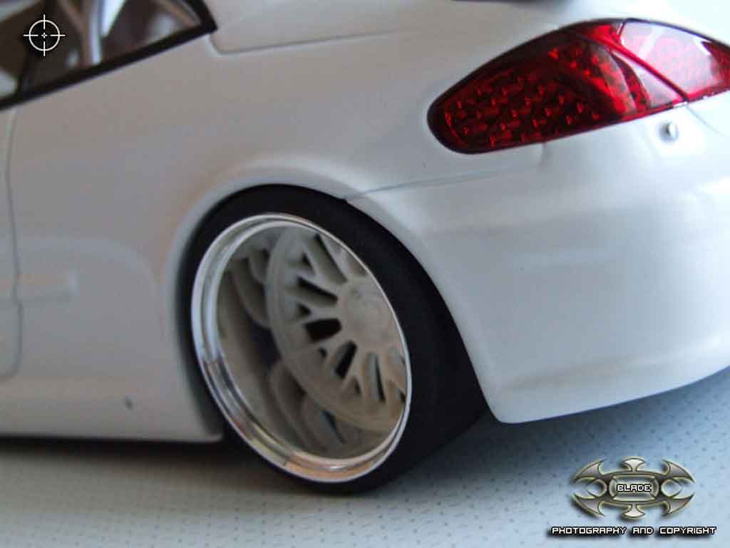 Peugeot 307 WRC plain body wit jantes bbs 1/18 Autoart