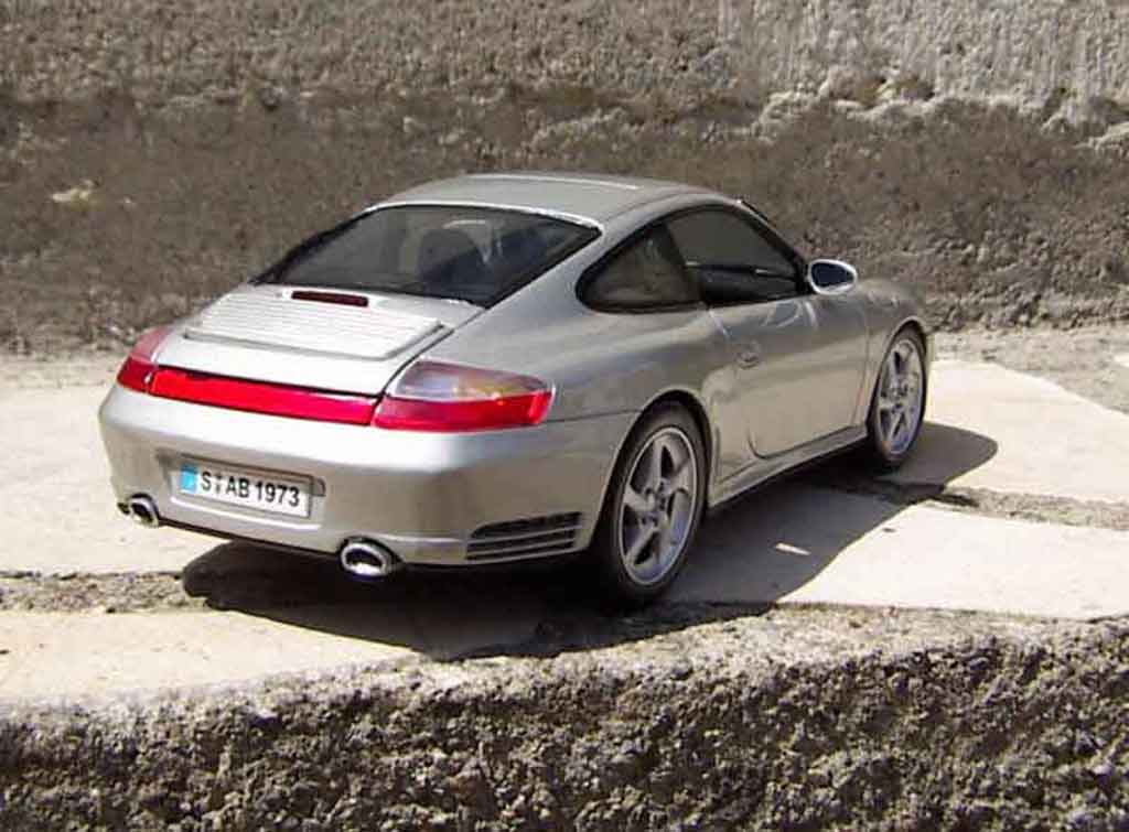 Porsche 911 4S Carrera grijs 1/18 Maisto