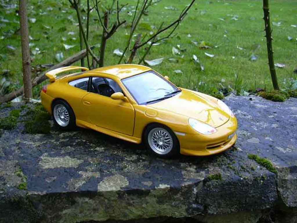 Porsche 911 GT3 99 geel 1/18 Burago