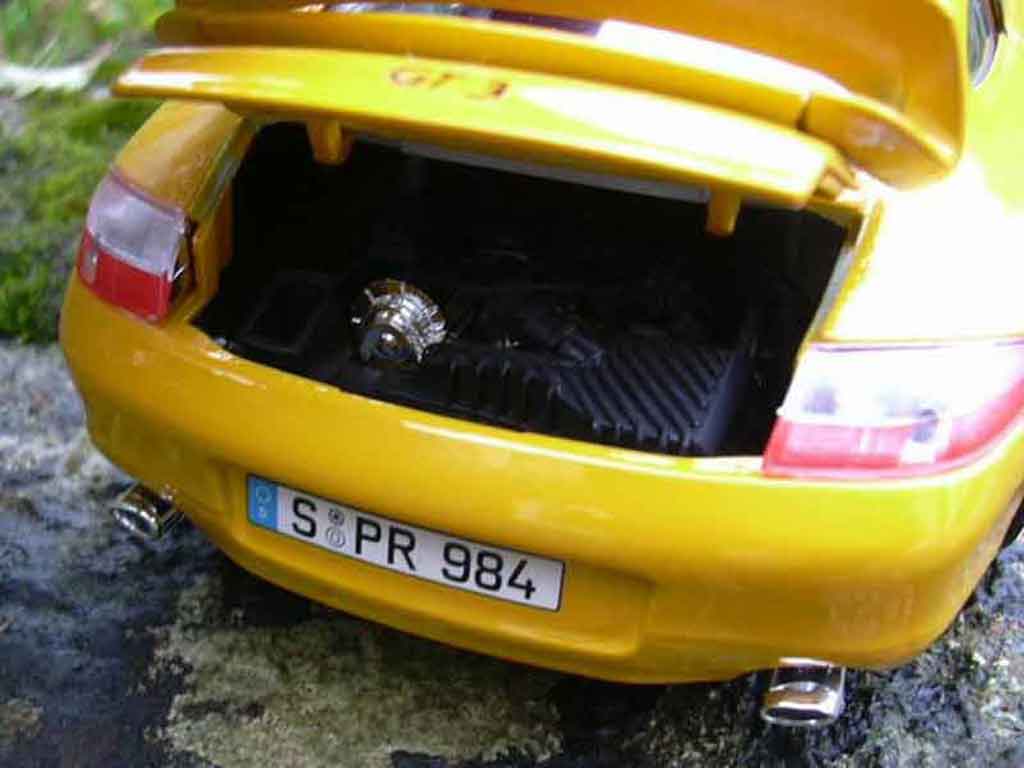 Porsche 911 GT3 99 geel 1/18 Burago