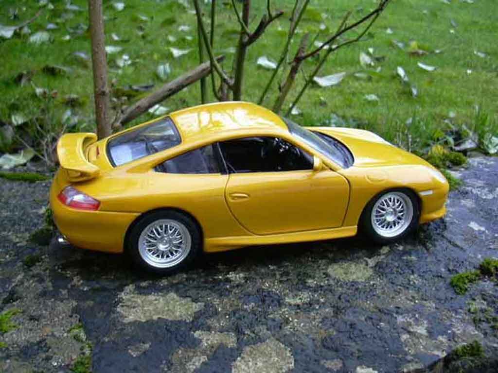 Porsche 911 GT3 99 geel 1/18 Burago
