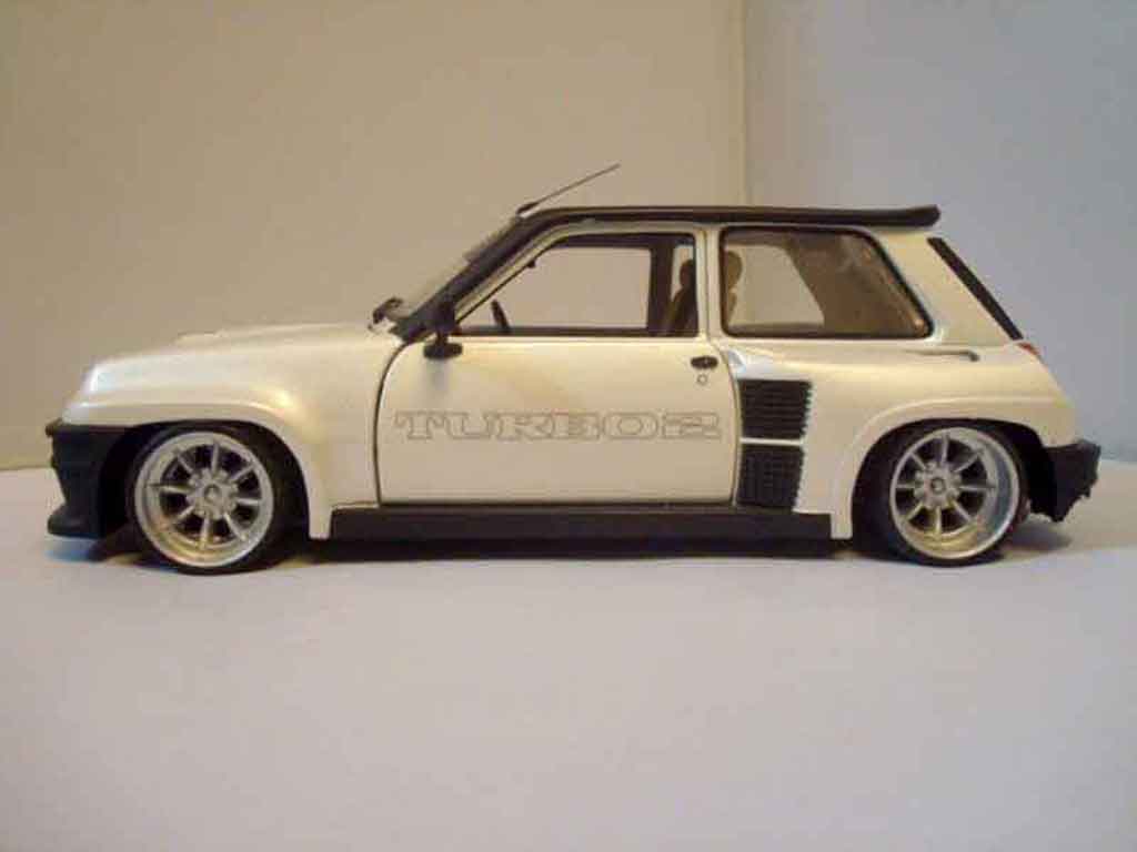 Renault 5 Turbo 2 wit 1/18 Universal Hobbies