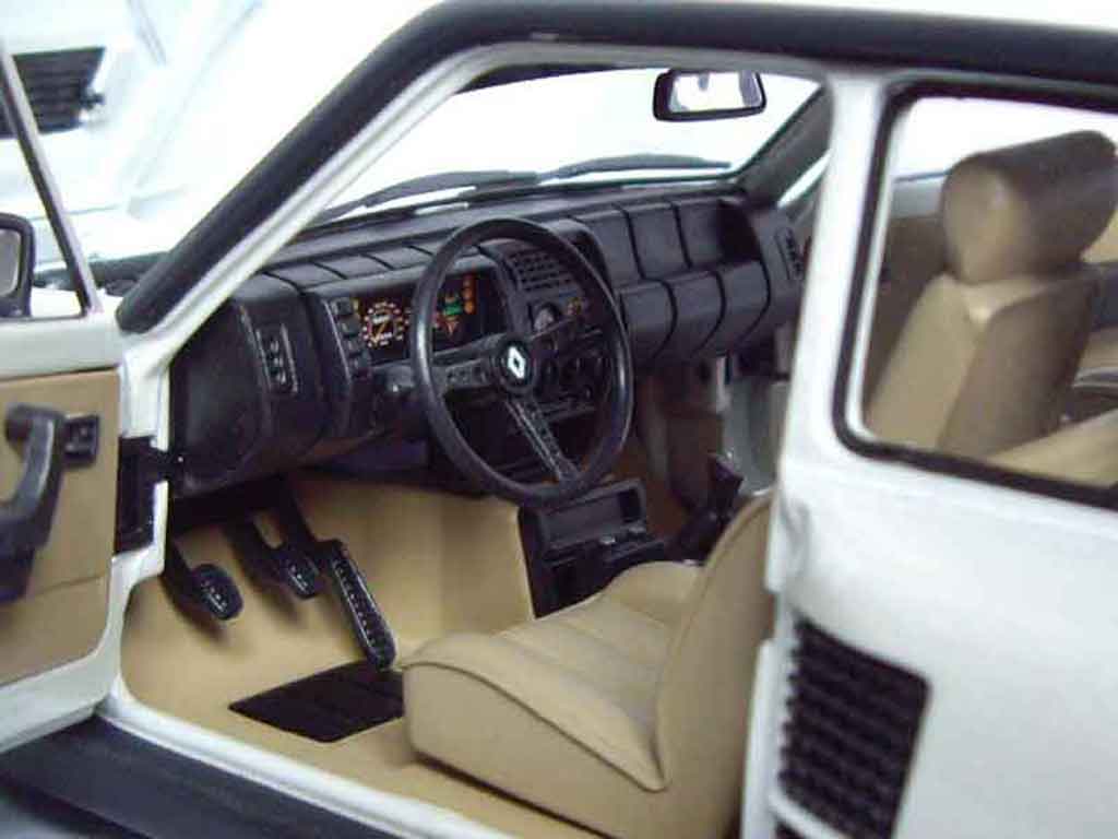 Renault 5 Turbo 2 wit 1/18 Universal Hobbies
