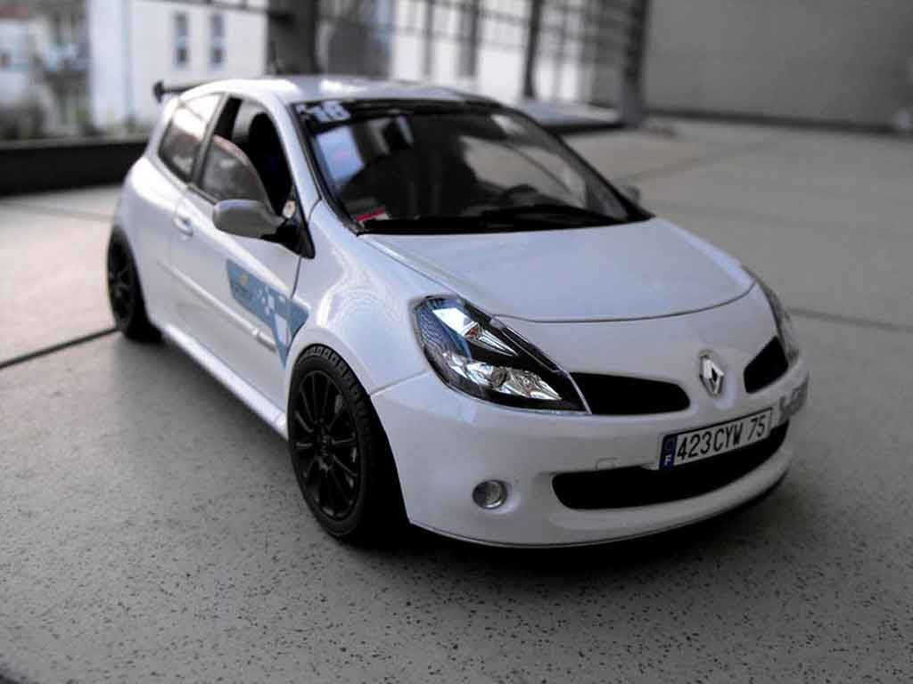 Renault Clio 3 RS 1/18 Solido 3 RS f1 team wit glacier modelauto