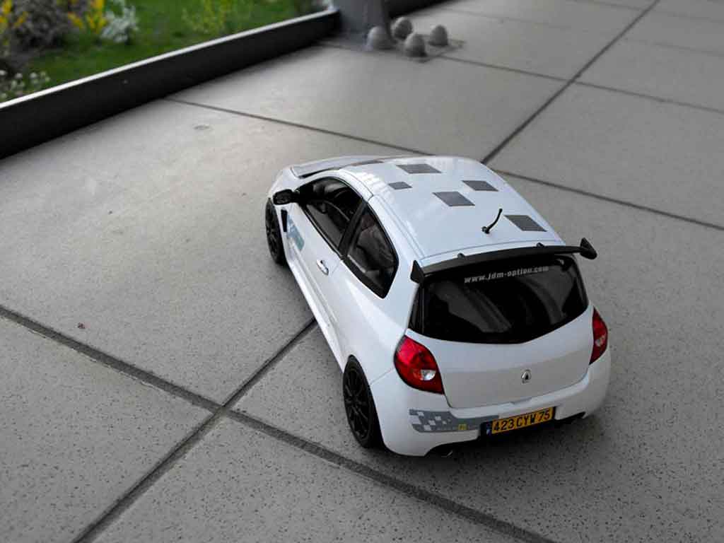 Renault Clio 3 RS f1 team wit glacier 1/18 Solido