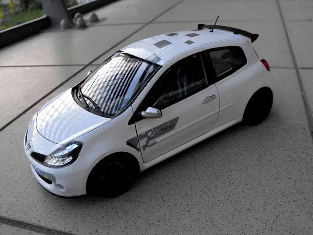 Renault Clio 3 RS f1 team wit glacier 1/18 Solido