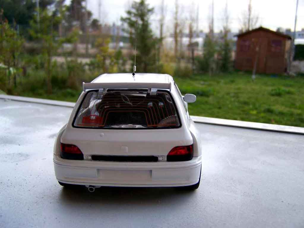 Renault Clio Maxi wit 1/18 Ottomobile
