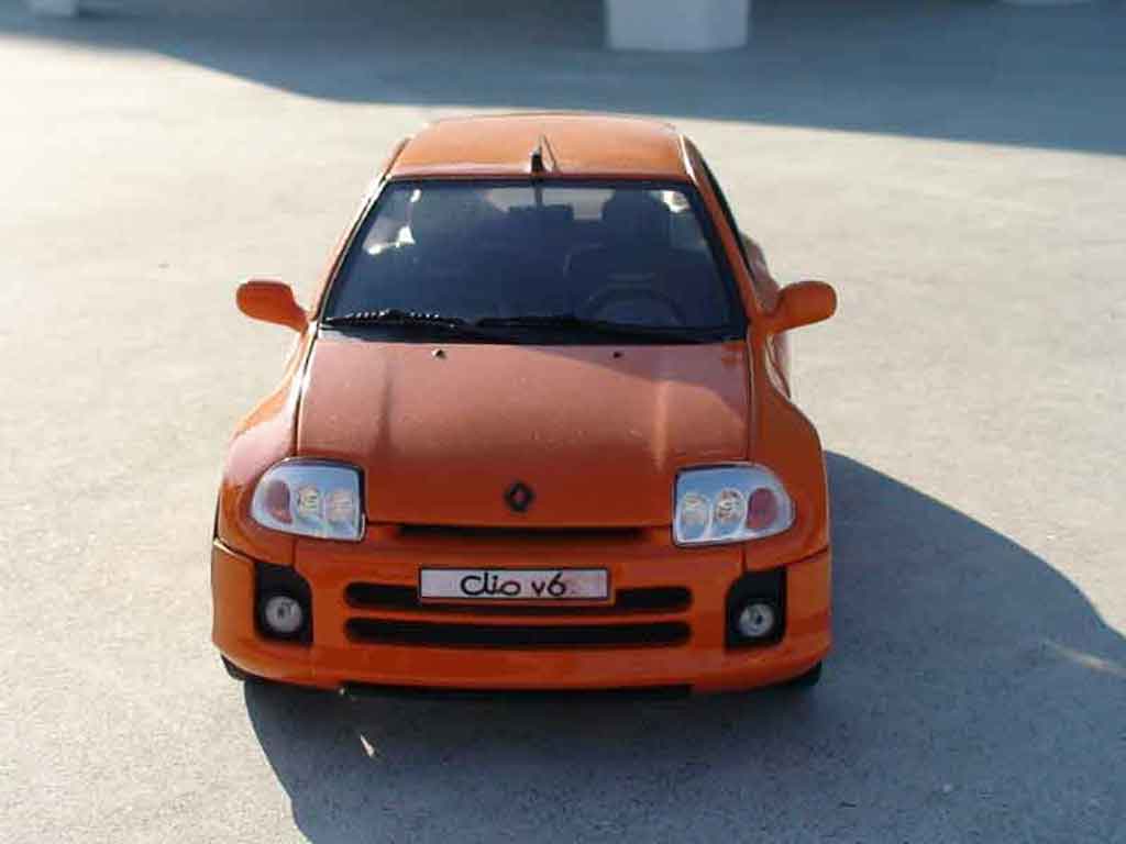 Renault Clio V6 oranje 1/18 Universal Hobbies