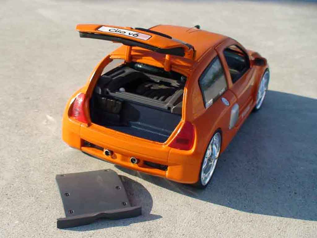 Renault Clio V6 oranje 1/18 Universal Hobbies