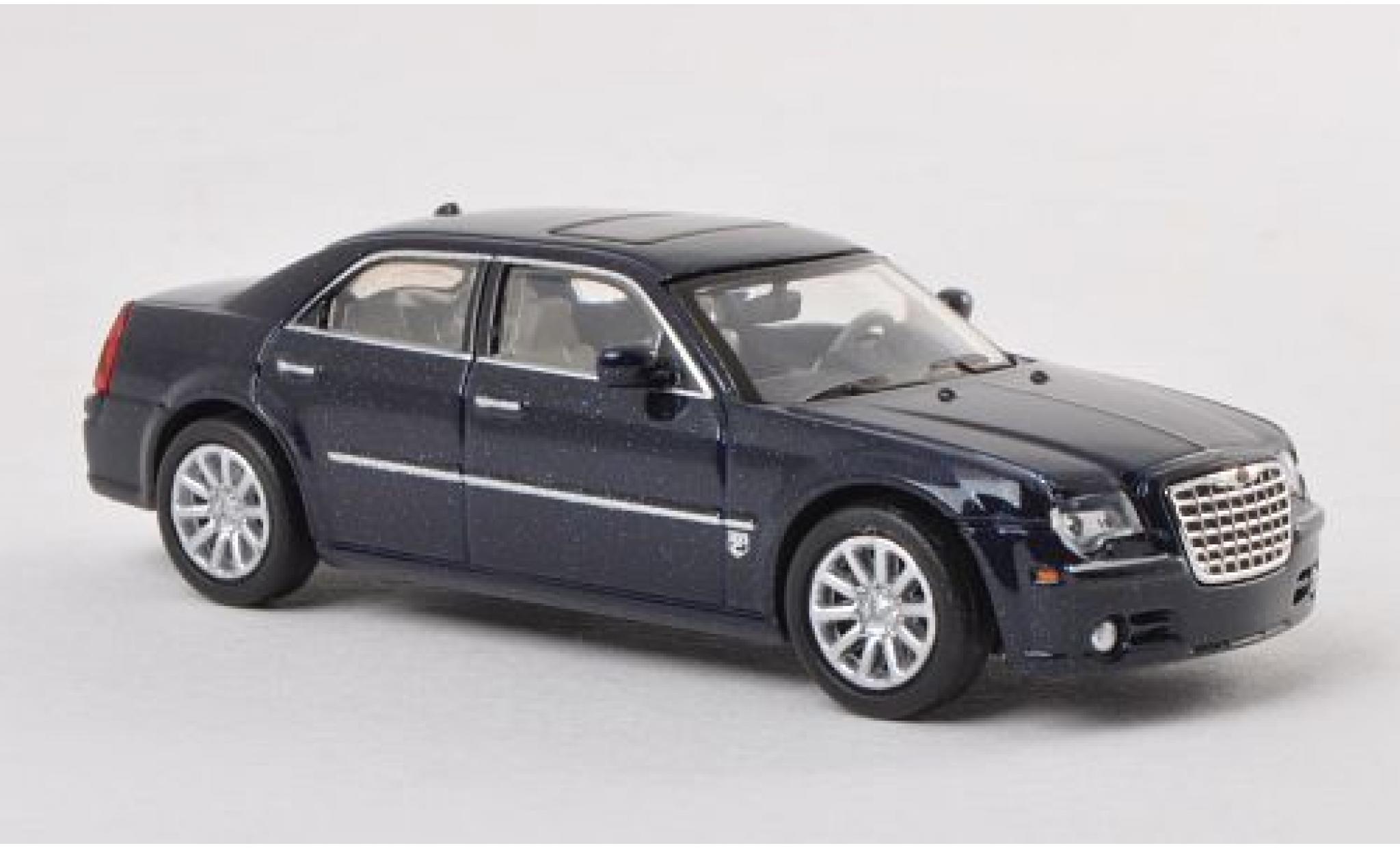 Chrysler 300C 1/87 Ricko SRT8 metallic blauw modelauto