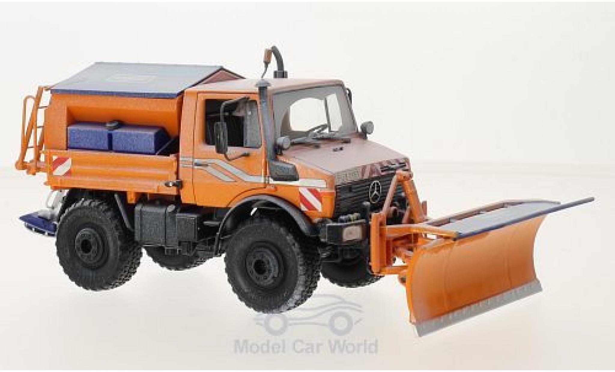 Mercedes Unimog 1/32 Schuco U 1600 oranje Winterdienst gealtert mit R&auml;umschild und Salzstreuer modelauto