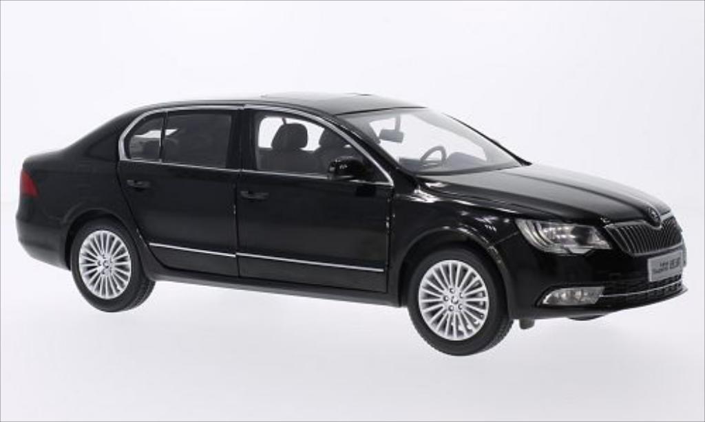 Skoda Superb 1/18 Paudi zwart 2013 modelauto