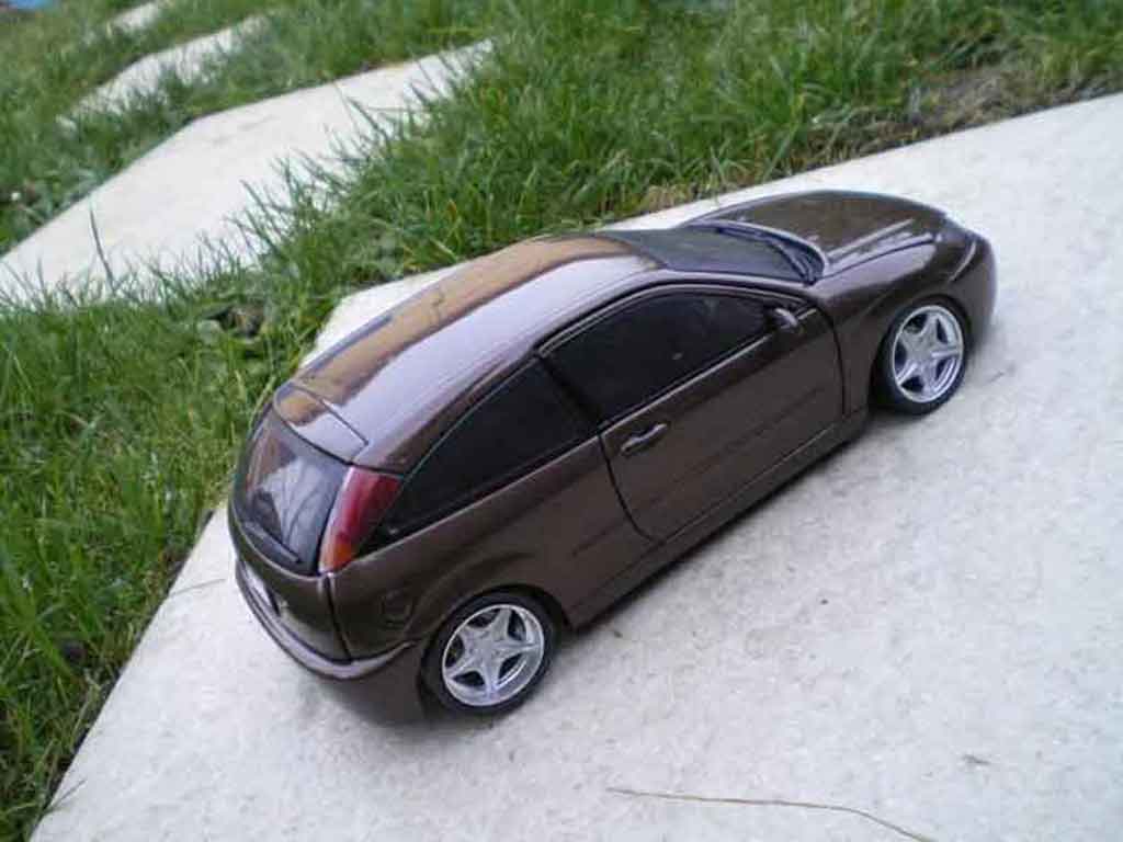 Ford Focus RS bruin jantes 18 pouces 1/18 Motormax