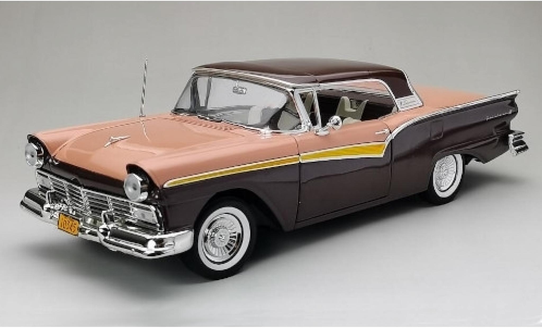 Ford Fairlane 1/18 Sun Star 500 Skyliner roze/bruin 1957 modelauto