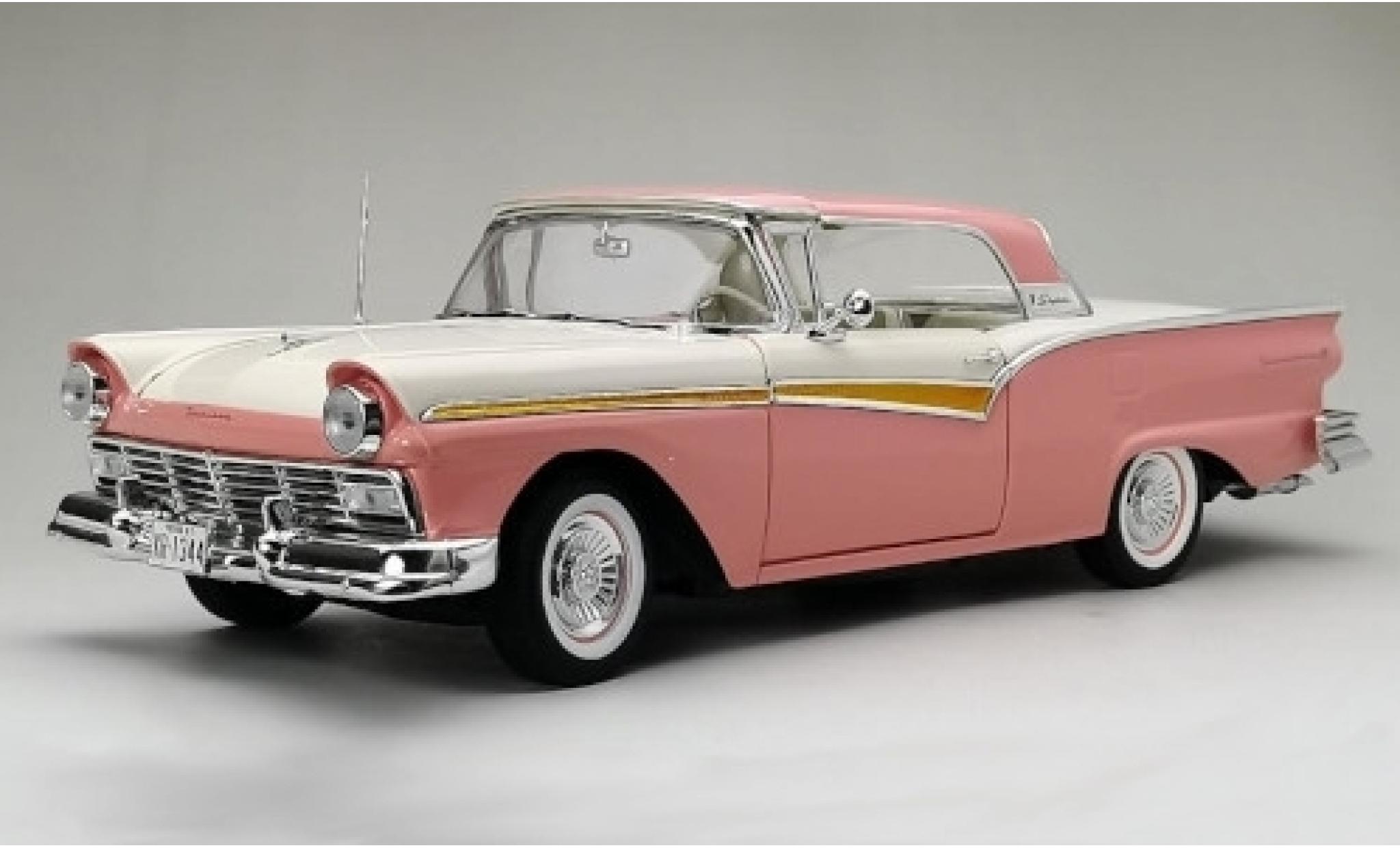 Ford Fairlane 1/18 Sun Star 500 Skyliner roze/wit 1957 modelauto