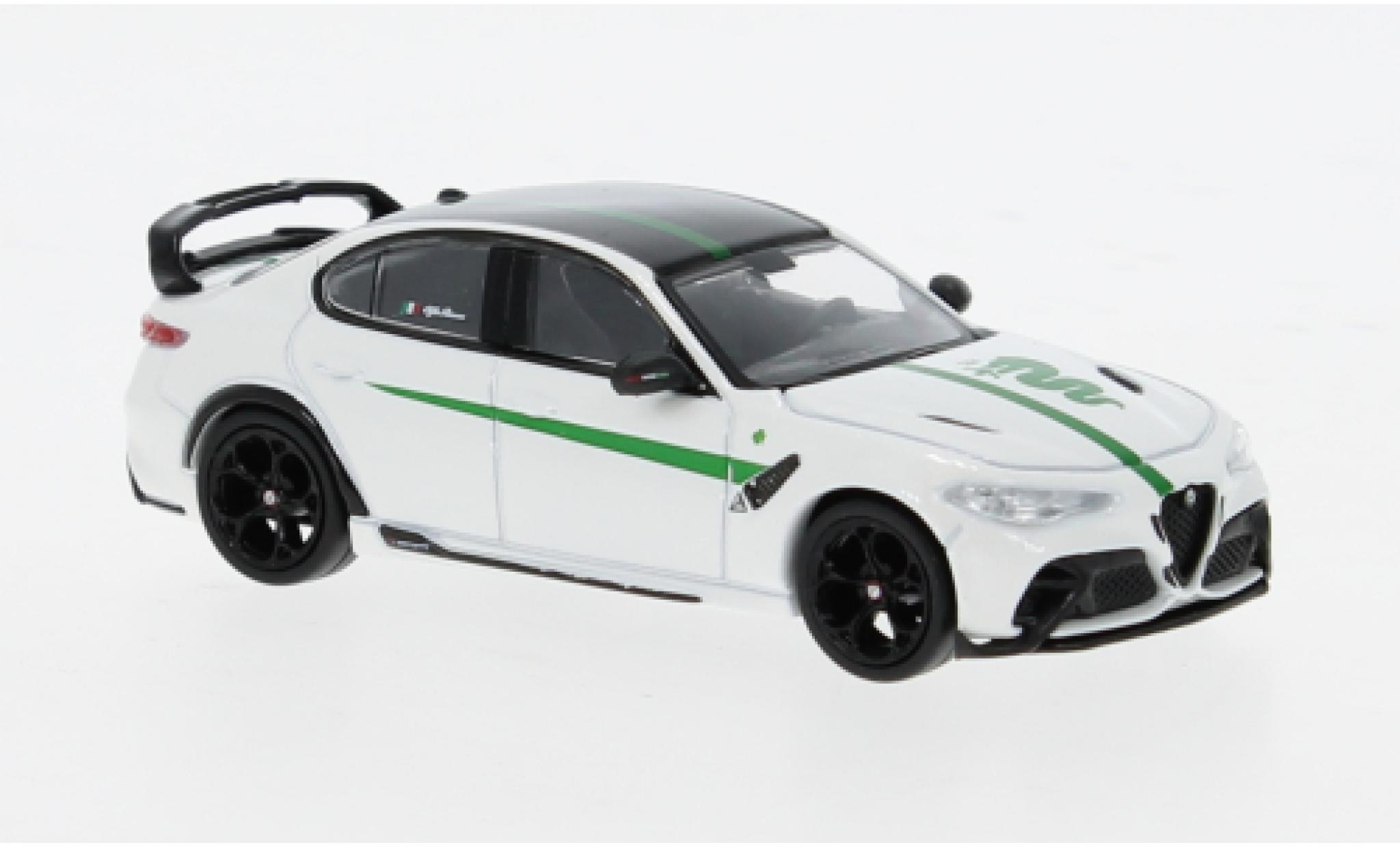 Alfa Romeo Giulia 1/64 Tarmac Works GTAM wit/groen 1:64 modelauto