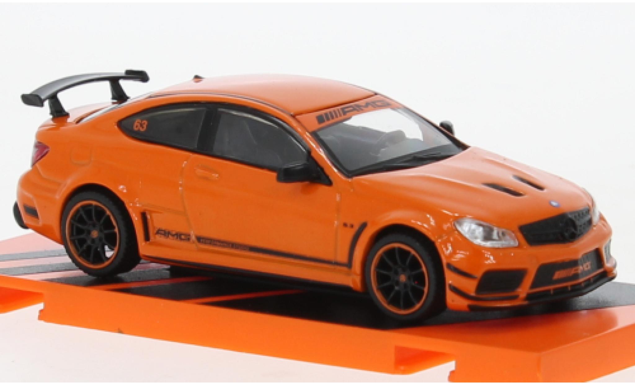 Mercedes Classe C 1/64 Tarmac Works C63 AMG Coupe Black Series oranje modelauto