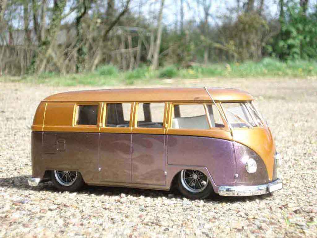 Volkswagen Combi Base the simple bus 1/18 Solido