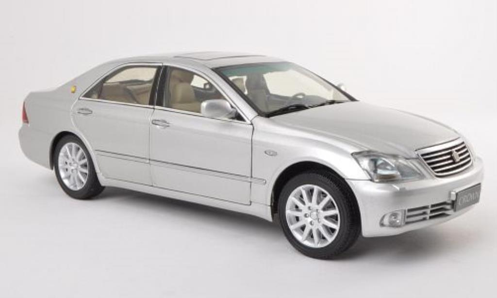 Toyota Crown 1/18 Paudi grijs 2005 modelauto