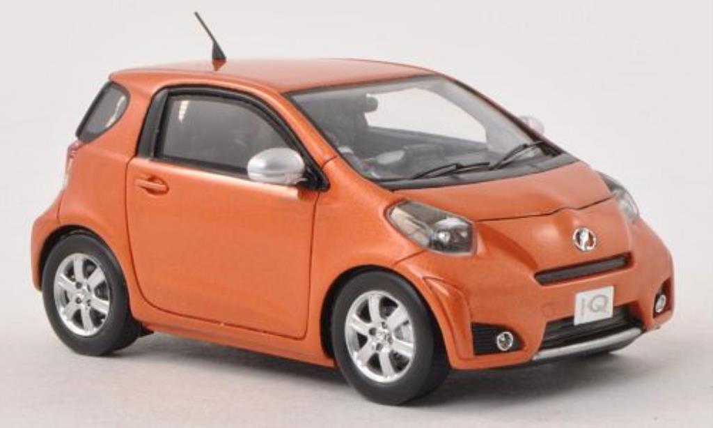 Toyota IQ 1/43 Ebbro oranje RHD modelauto
