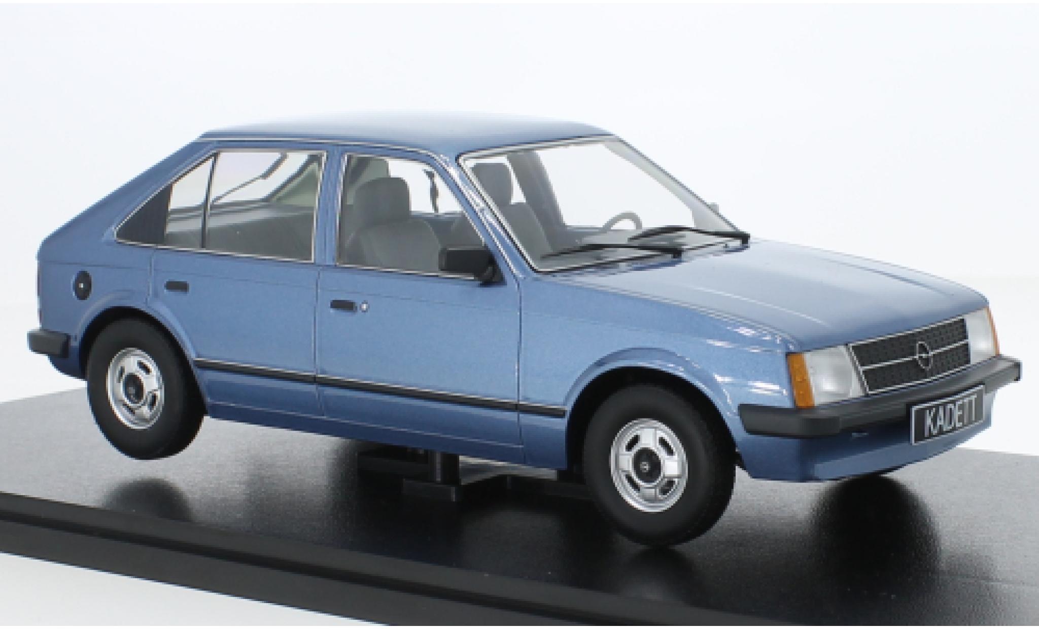 Opel Kadett 1/18 Triple 9 Collection D metallic blauw modelauto