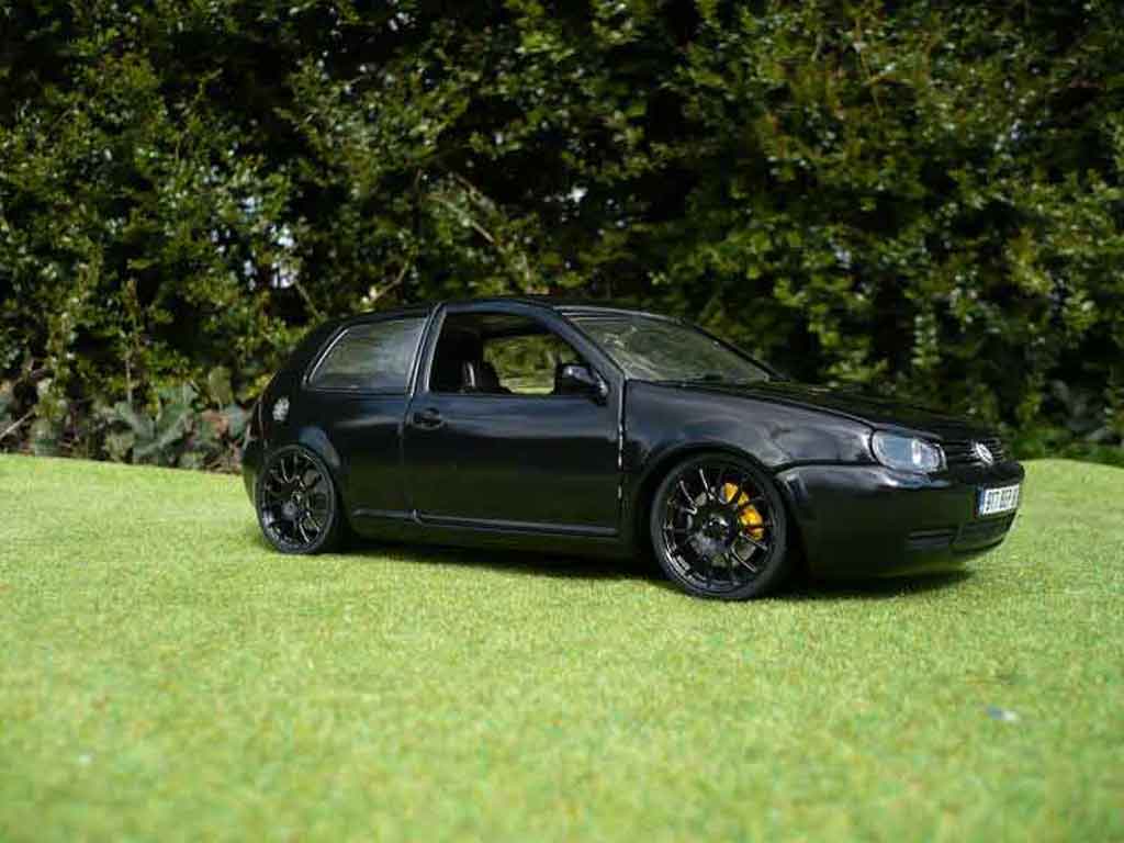 Volkswagen Golf 4 GTI 1/18 Revell 4 GTI full black modelauto