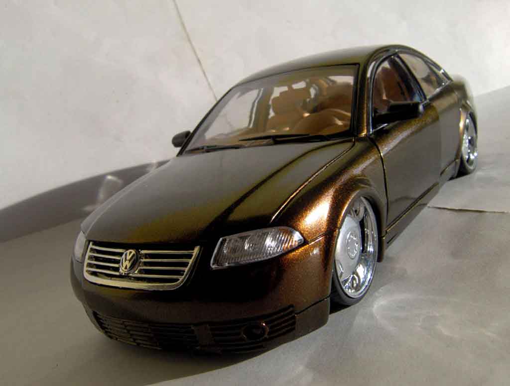 Volkswagen Passat 1/18 Welly dub peinture cameleon modelauto