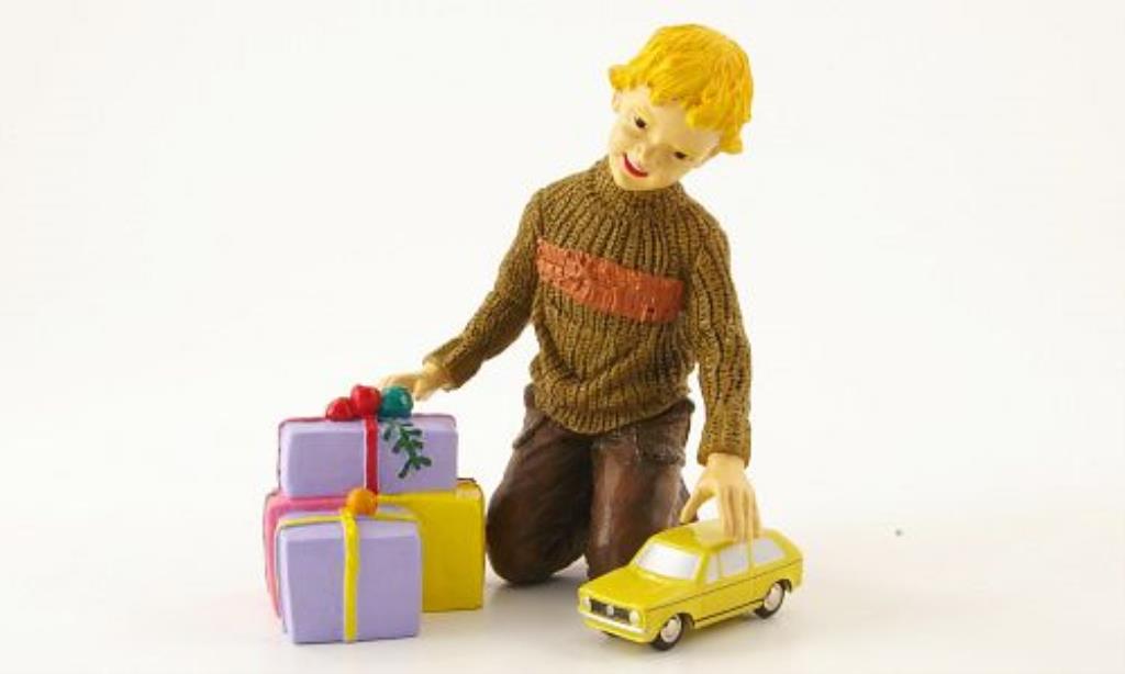 Volkswagen Golf I 1/90 Schuco I geel mit Figur modelauto