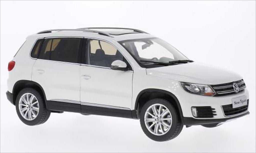 Volkswagen Tiguan 1/18 Paudi wit 2013 modelauto