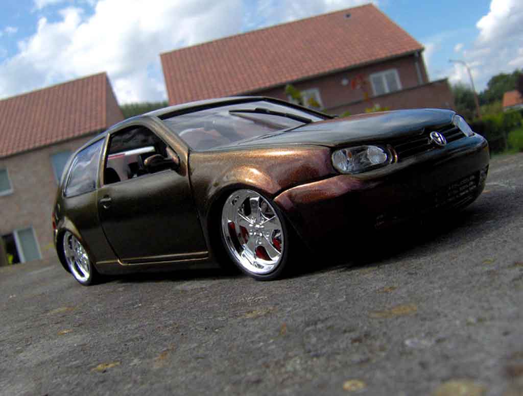 Volkswagen Golf 4 GTI 1/18 Revell 4 GTI peinture cameleon modelauto