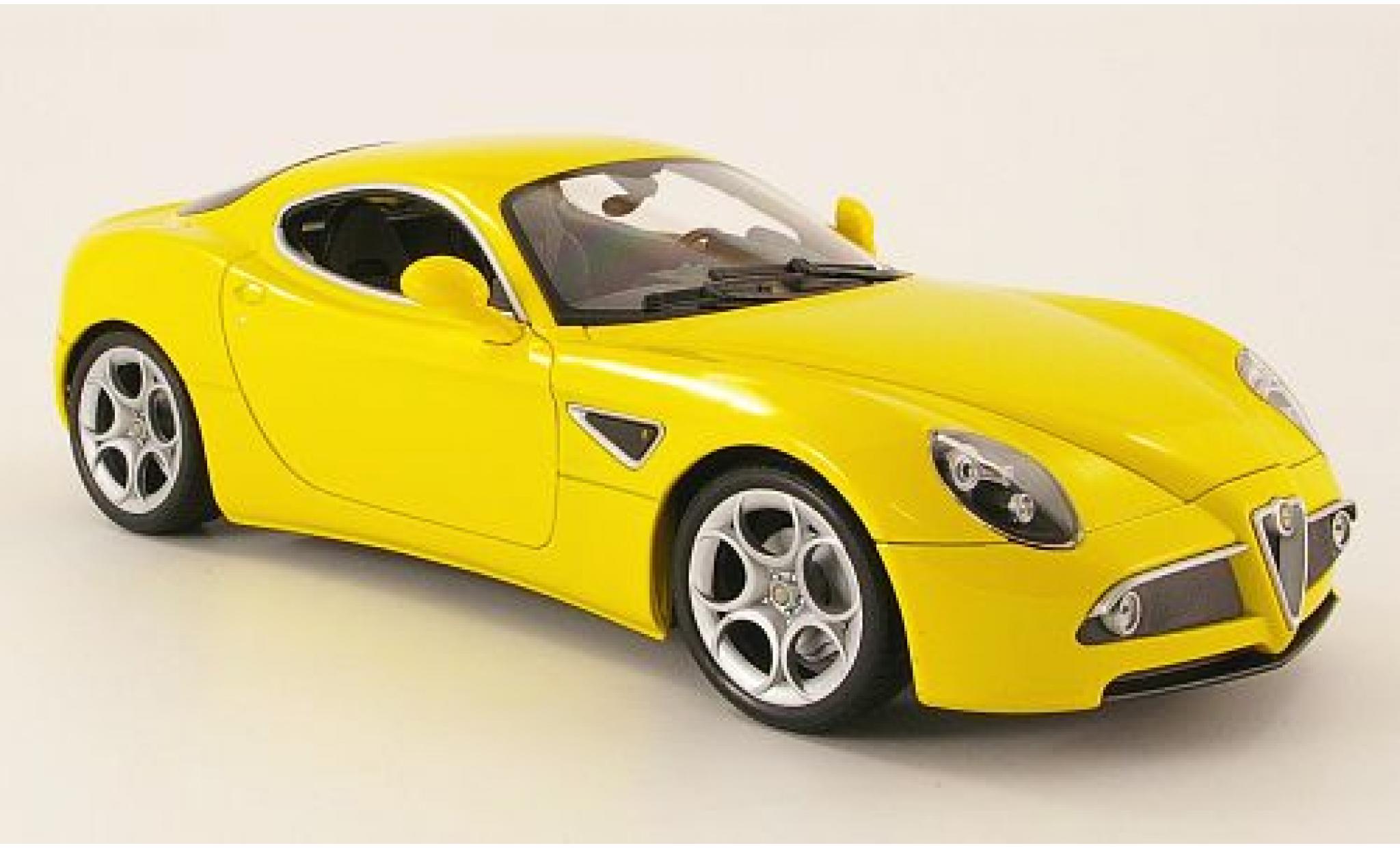 Alfa Romeo 8C 1/18 Welly Competizione geel 1:18 modelauto