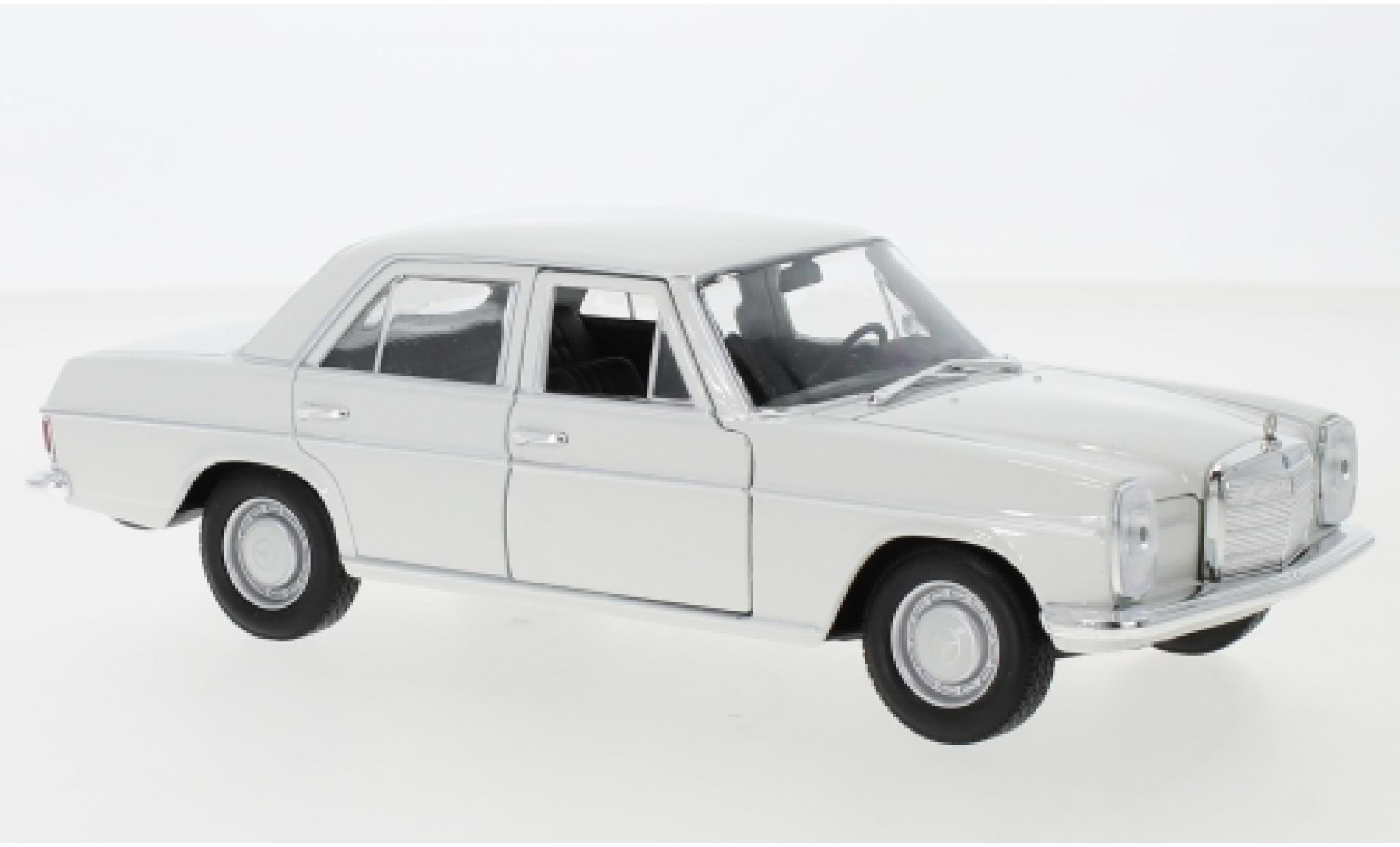 Mercedes 220 1/24 Welly (W115) wit 1968 modelauto