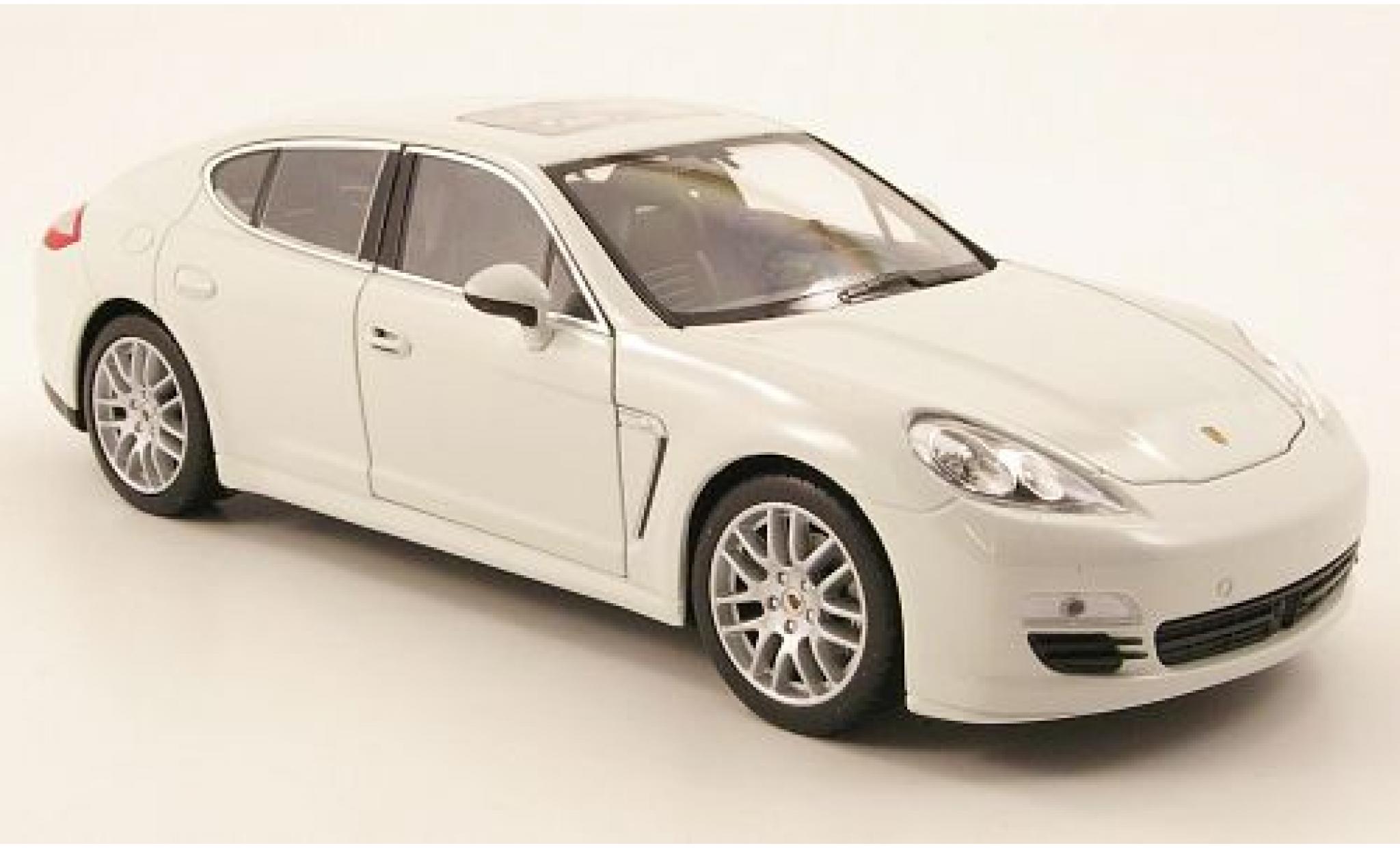 Porsche Panamera S 1/24 Welly wit modelauto