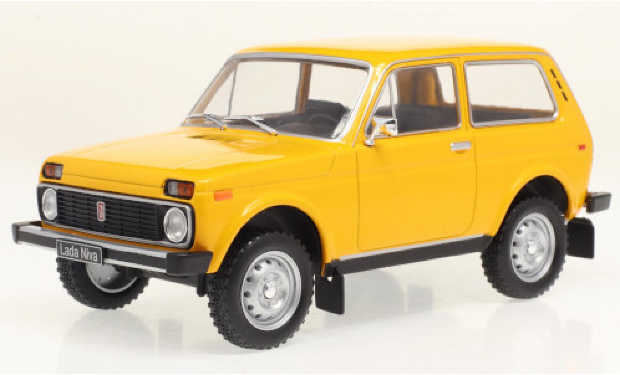 Lada Niva 1/24 WhiteBox oranje modelauto