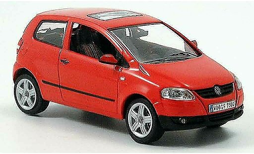 Volkswagen Fox Base 1/43 Schuco rood avec lenkung 2005 modelauto