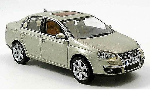 Volkswagen Jetta Base 1/43 Schuco beige 2005 modelauto
