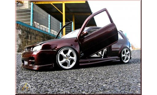 Volkswagen Golf GTI 1/18 Revell paars jantes porsche 17 pouces kit carrosserie modelauto