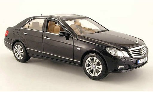 Mercedes Classe E Base 1/18 Maisto 350 (w 212) zwart 2009 modelauto