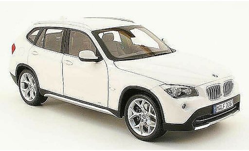Bmw X1 suv 1/18 Kyosho 2.8i xdrive wit modelauto