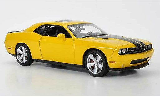 Dodge Challenger 2010 1/18 Highway 61 SRT8 geel/mat zwart modelauto