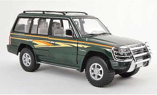 Mitsubishi Pajero Base 1/18 Sun Star groen avec Rammschutz et Zierstrepen 1998 modelauto